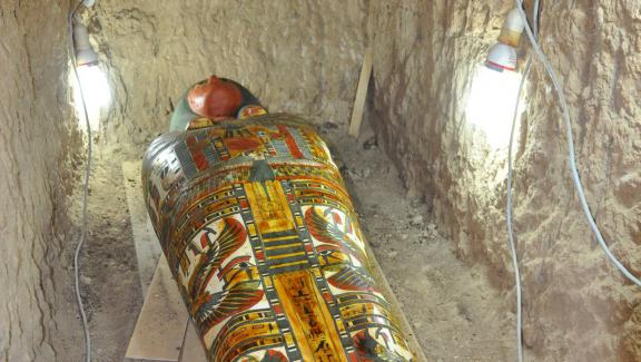 El equipo de Miriam Seco halla en Luxor la momia de un sirviente real egipcio con su maravilloso cartonaje
